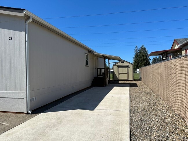 5660 Daisy St in Springfield, OR - Foto de edificio - Building Photo