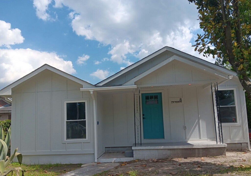 8 Leon Village Dr in Savannah, GA - Building Photo