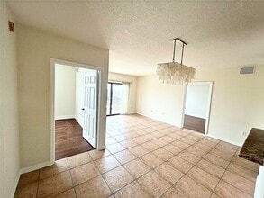 4242 NW 2nd St, Unit 01412 in Miami, FL - Foto de edificio - Building Photo