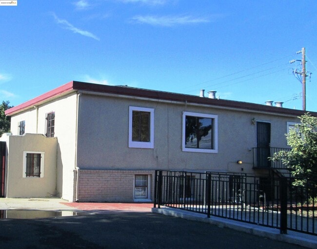 498 E 8th St in Pittsburg, CA - Building Photo - Building Photo
