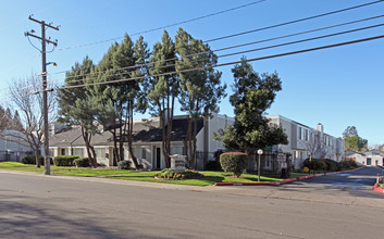 Cottage Bay Apartments in Sacramento, CA - Building Photo - Building Photo