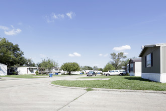 Brazos Mobile Home Park in Rosenberg, TX - Foto de edificio - Building Photo