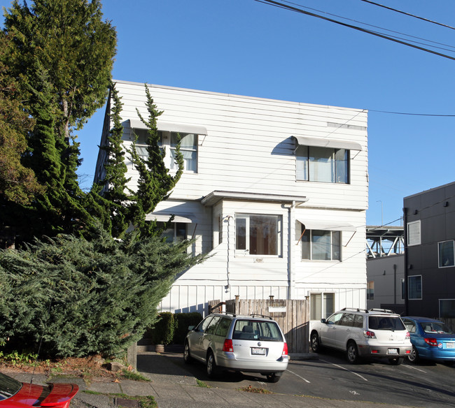 3910 Latona Ave NE in Seattle, WA - Building Photo - Building Photo