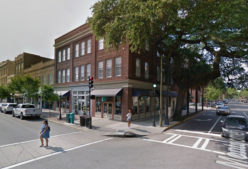 104 Montgomery St in Savannah, GA - Building Photo