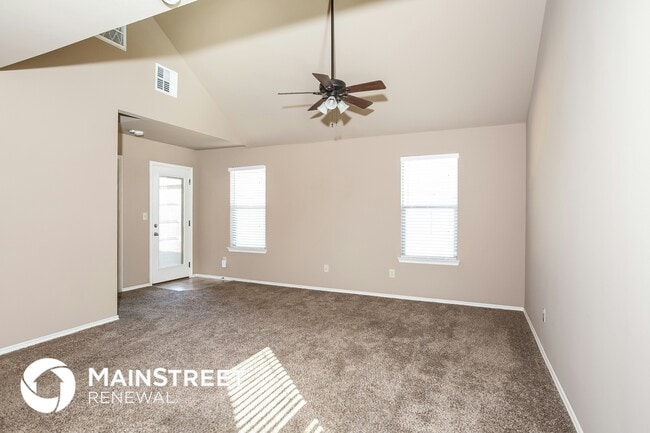 7412 Comrade Ln in Yukon, OK - Foto de edificio - Building Photo