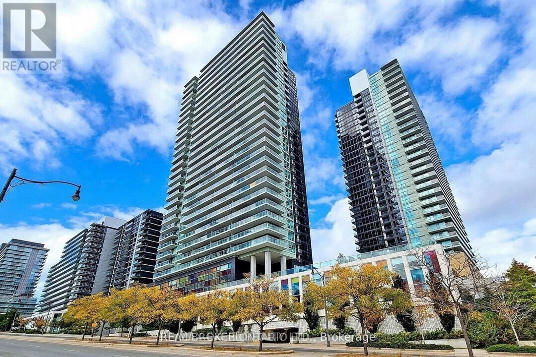 33 Singer Ct in Toronto, ON - Building Photo