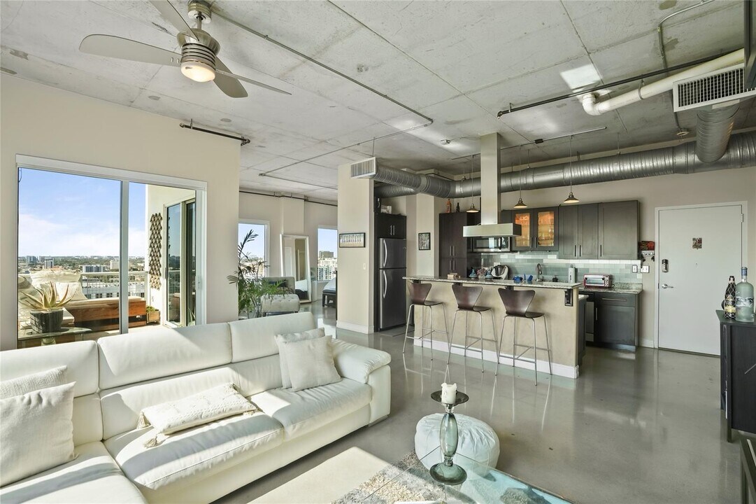10 SW South River Dr, Unit #PH-I14 in Miami, FL - Foto de edificio