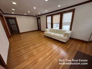 56 Edgecliff Rd in Watertown, MA - Foto de edificio - Building Photo