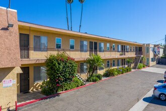 Chateau Parks Apartments in La Mesa, CA - Building Photo - Building Photo