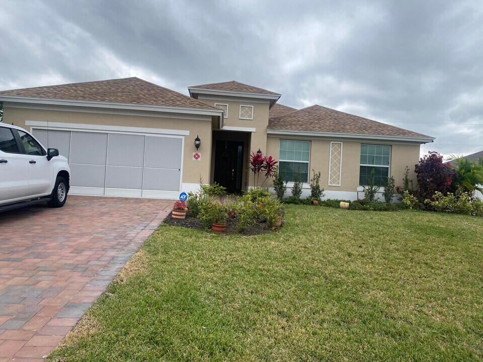 656 SW Haas Ave in Port St. Lucie, FL - Building Photo