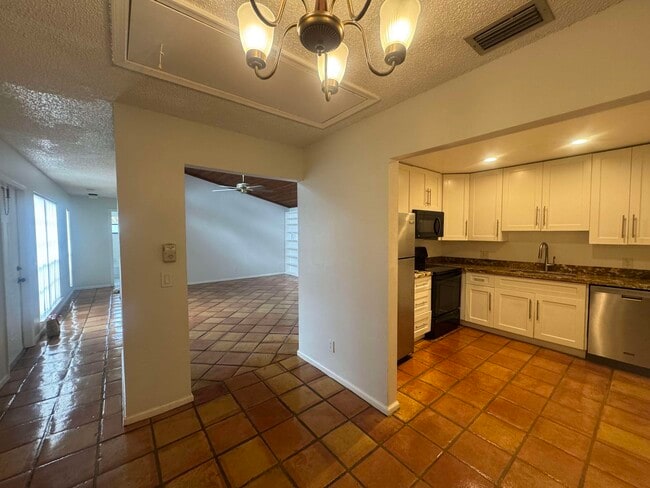 1047 Manor Dr in Palm Springs, FL - Foto de edificio - Building Photo