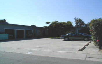 2272 Pierpont Blvd in Ventura, CA - Building Photo - Building Photo