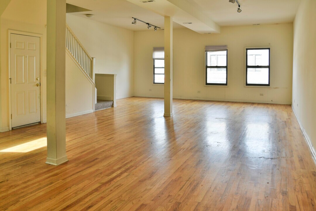 2338 N Milwaukee Ave-Unit -2A in Chicago, IL - Building Photo