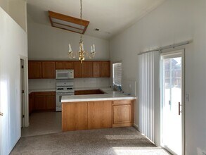 1575 Tulip St in Lemoore, CA - Building Photo - Building Photo