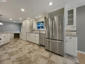 1690 SW Woodland Terrace in Lake Oswego, OR - Building Photo - Building Photo