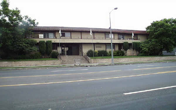 Vanowen Apartments in Van Nuys, CA - Building Photo