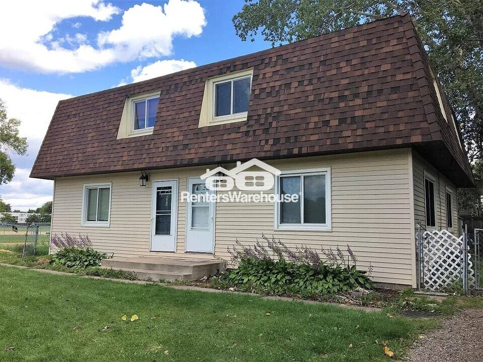 901 12th St SW in Forest Lake, MN - Foto de edificio
