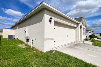 1025 Cambridge Dr in Winter Haven, FL - Building Photo - Building Photo