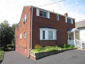 206 Rosecrest Dr in Monroeville, PA - Building Photo - Building Photo