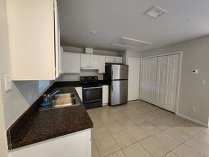 5013-5015 Locke Ln in Lehigh Acres, FL - Foto de edificio - Building Photo