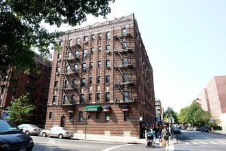 4004 Bowne St in Flushing, NY - Building Photo - Building Photo