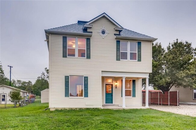 property at 616 W 7th St