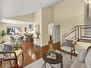 7987 SW Skyhar Dr in Portland, OR - Building Photo - Building Photo