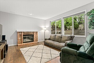 24417 SE 46th St in Issaquah, WA - Building Photo - Building Photo