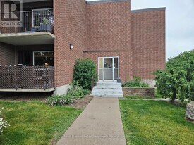 4 Avalon Pl in Kitchener, ON - Building Photo