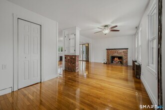 24 N Main St in East Hampton, CT - Foto de edificio - Building Photo