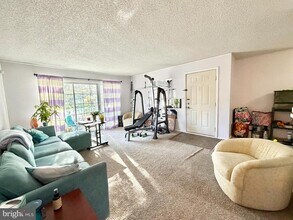 82 Versailles Ct in Hamilton Township, NJ - Building Photo - Building Photo