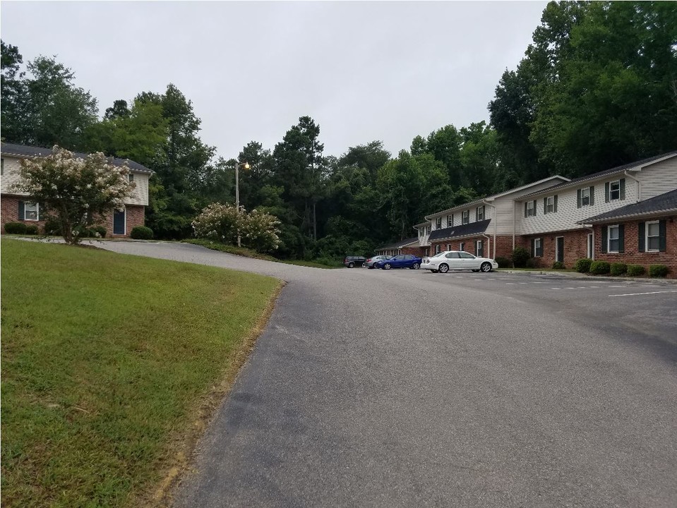 Colony West Apartments in Barnwell, SC - Building Photo