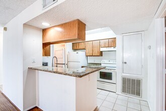 3919 Fairmont Pkwy in Pasadena, TX - Foto de edificio - Building Photo