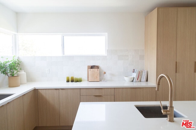 6541 De Longpre Ave in Los Angeles, CA - Building Photo - Building Photo