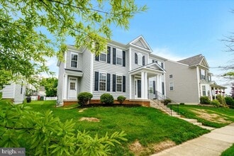 240 Davis St in Charles Town, WV - Building Photo - Building Photo