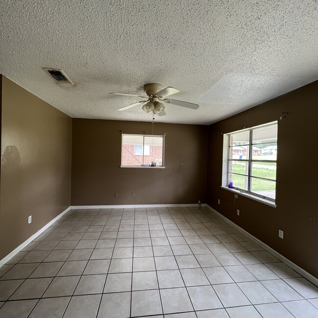 107 Magnolia St in New Llano, LA - Building Photo - Building Photo