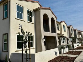 Portola Plaza in Clovis, CA - Foto de edificio - Building Photo