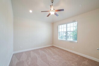 3825 Vinalopo Dr in Austin, TX - Foto de edificio - Building Photo