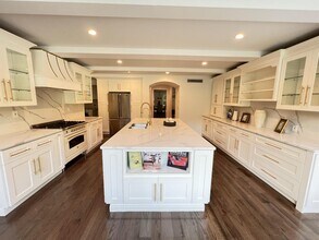 87 Wheatley Rd in Old Westbury, NY - Building Photo - Building Photo