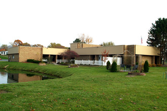 Avon on the Lake in Rochester Hills, MI - Building Photo - Building Photo