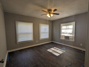 823 W 9th St in Bonham, TX - Foto de edificio - Building Photo