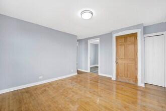 5039 W Henderson St in Chicago, IL - Building Photo - Building Photo