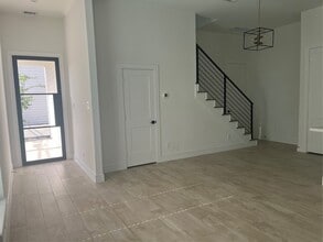 4508 Old Yale St, Unit 1 in Houston, TX - Foto de edificio - Building Photo