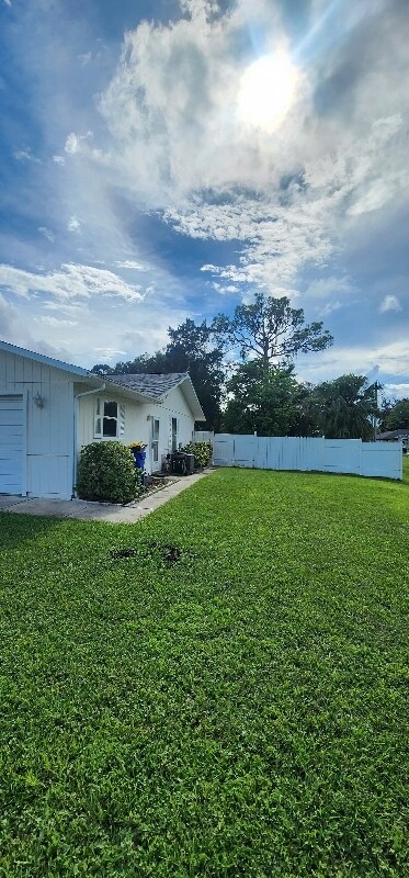 2404 Pine Tree Dr in Edgewater, FL - Building Photo - Building Photo
