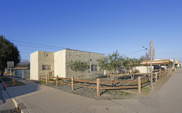 220 S 1st St in King City, CA - Foto de edificio - Building Photo