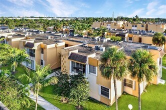 9311 SW 4th St, Unit 220B in Miami, FL - Foto de edificio - Building Photo