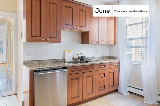 Room in Shared 5 bed/1 bath home, Unit D in Boston, MA - Foto de edificio - Building Photo