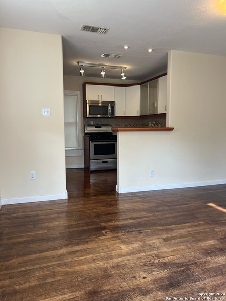 property at 429 W Mistletoe Ave