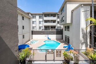 6001 Canterbury Dr, Unit 211 in Culver City, CA - Foto de edificio - Building Photo
