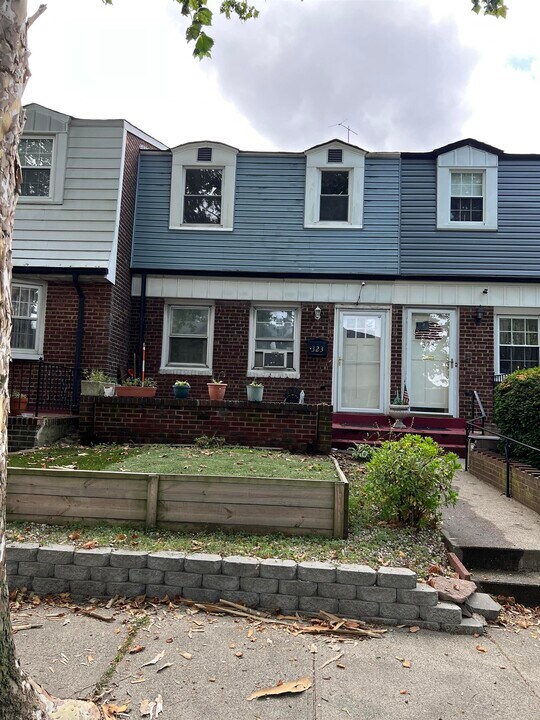 323 Stevens Ave in Jersey City, NJ - Building Photo
